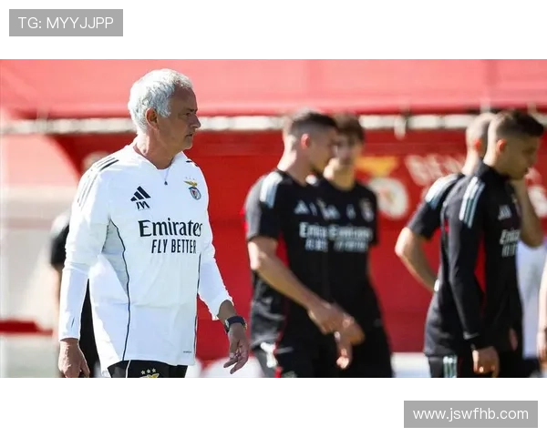 罗马主帅穆里尼奥战术安排引发争议，球队近期表现波动对竞争格局带来变化