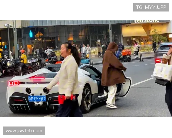 侯志慧赛前啃鸡腿，赛后拎爱马仕走人